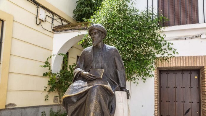 تمثال موسى بن ميمون الذي ولد في قرطبة وعاش بين المغرب ومصر