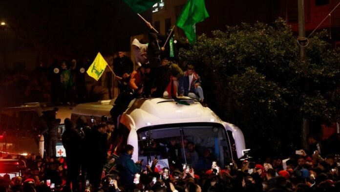 احتفالات تعم بعد إطلاق سراح الأسرى الفلسطينيين في إطار صفقة تبادل الأسرى بين إسرائيل وحماس